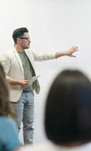 Consultor dando ponencia